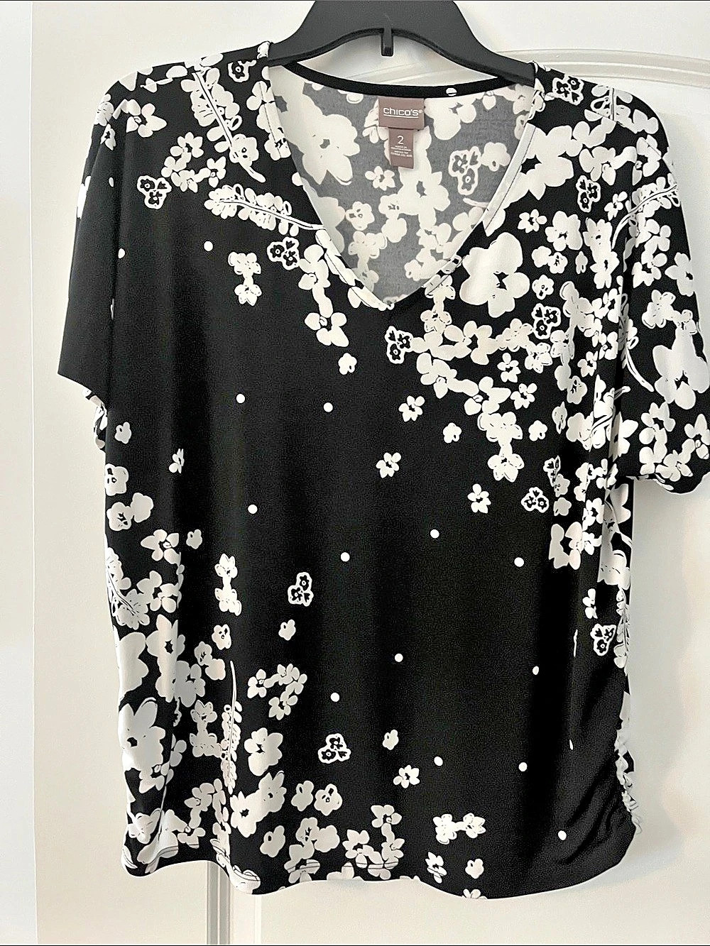 Chico's Ruched Sleeve V-Neck Tee Floral Blouse Black & White Large